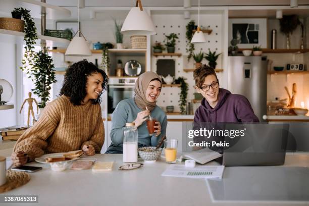 compañeros de cuarto de la universidad disfrutando de su desayuno juntos - roommate fotografías e imágenes de stock