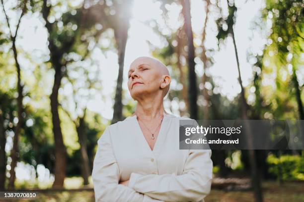 porträt einer frau mit krebsonkologischer patientin - cancer patient stock-fotos und bilder