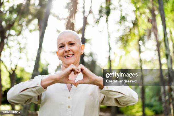retrato de una mujer con paciente oncológica de cáncer - brave heart fotografías e imágenes de stock