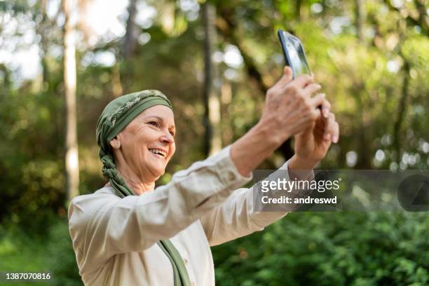 retrato de una mujer con paciente oncológica de cáncer - handkerchief fotografías e imágenes de stock