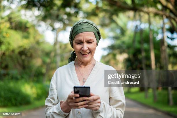 porträt einer frau mit krebsonkologischer patientin - cellphone cancer illness stock-fotos und bilder