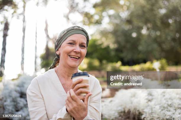 porträt einer frau mit krebsonkologischer patientin - headgear stock-fotos und bilder