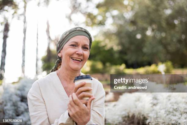 portrait of a woman with cancer oncology patient - lenço na cabeça enfeites para a cabeça imagens e fotografias de stock