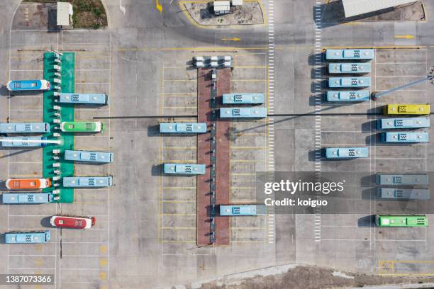 buses charging at bus terminal - bus charging stock pictures, royalty-free photos & images