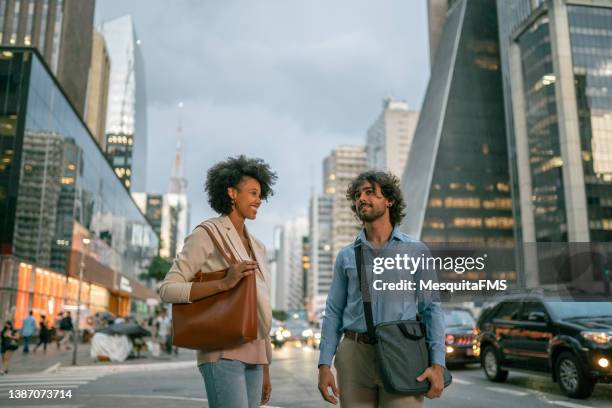 empresarios en la avenida de são paulo, brasil - avenida paulista fotografías e imágenes de stock