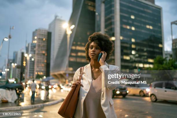 サンパウロのパウリスタ大通りの電話の女性 - daily life in sao paulo ストックフォトと画像