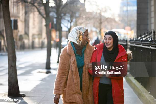 studenti che camminano per la città - abbigliamento religioso foto e immagini stock