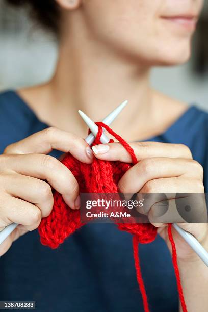 woman knitting, close-up - knitting - fotografias e filmes do acervo