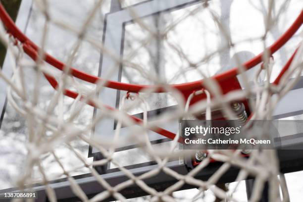 outdoor basketball goal & hoop & net - basket ball féminin photos et images de collection