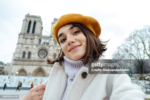 visiting notre-dame de paris - beret cap stock pictures, royalty-free photos & images