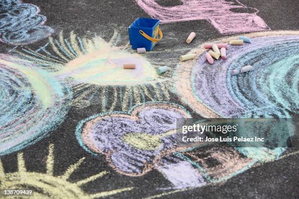 chalk drawings on ground - flowers chalk drawings stock pictures, royalty-free photos & images