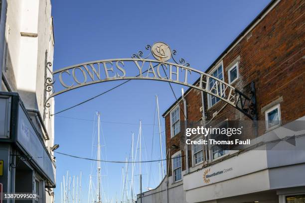 schild für cowes yacht haven bootswerft - cowes stock-fotos und bilder