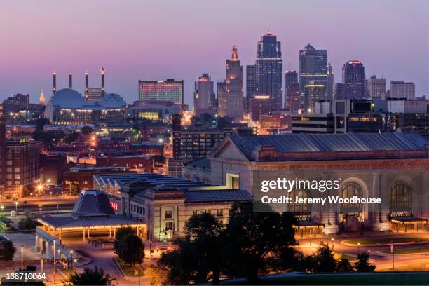 urban cityscape at night - kansas city kansas stock-fotos und bilder