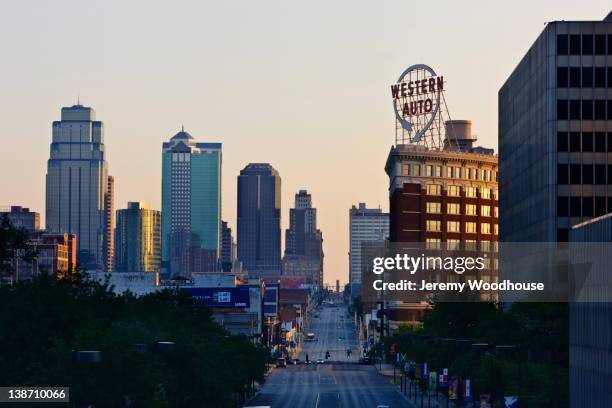 urban cityscape at sunrise - ミズーリ州 カンザスシティ ストッ��クフォトと画像