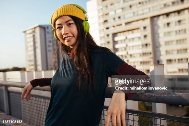 smiling girl with headphones - summer vibe stockfoto's en -beelden