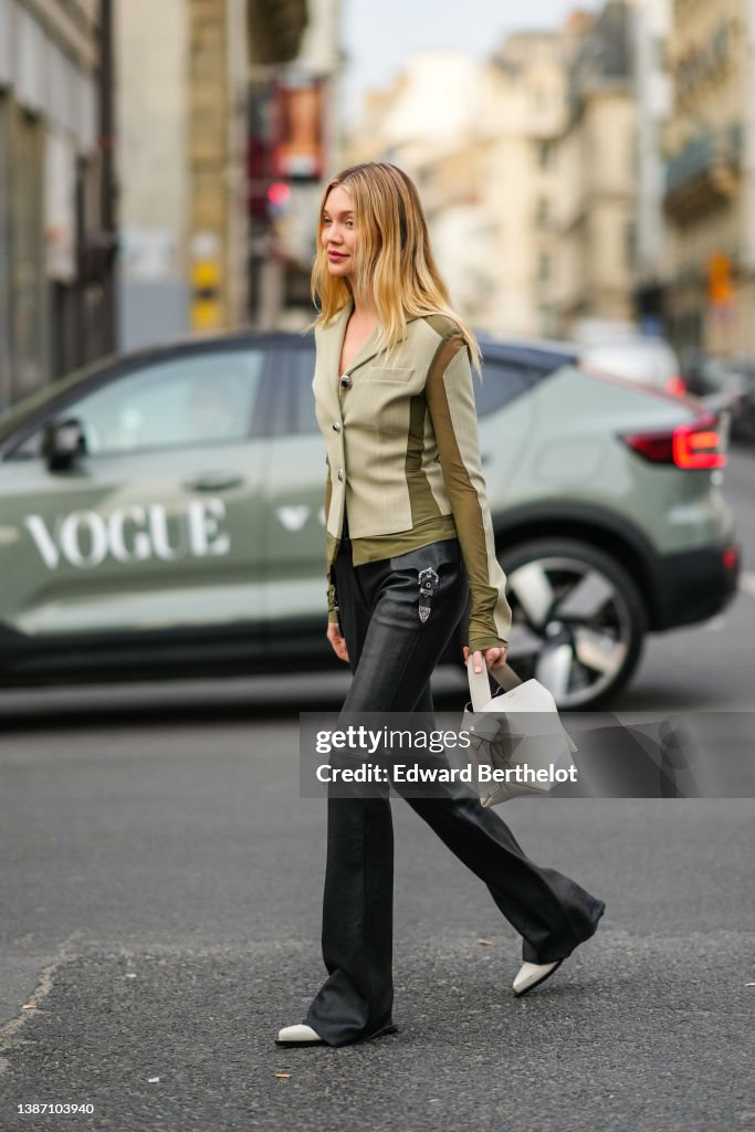Street Style : Day Three - Paris Fashion Week - Womenswear F/W 2022-2023