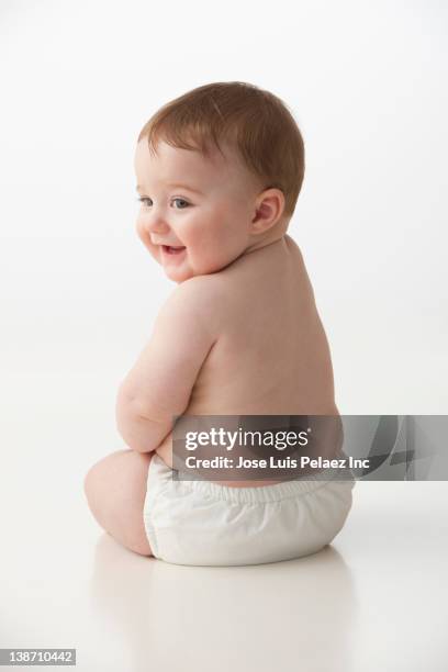 smiling caucasian baby boy - alleen één jongensbaby stockfoto's en -beelden