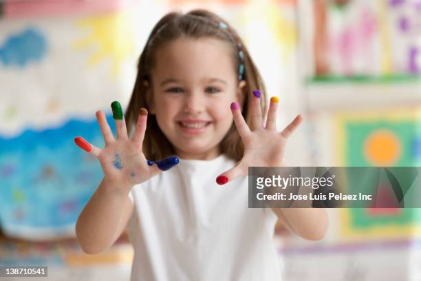 caucasian girl showing painted fingers - 4 girls finger painting 個照片及圖片檔