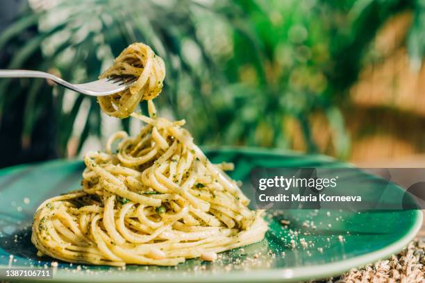 spaghetti with pesto sauce. - pistou photos et images de collection