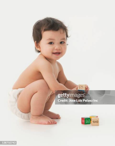 mixed race baby girl playing with alphabet blocks - kids in diapers 個照片及圖片檔