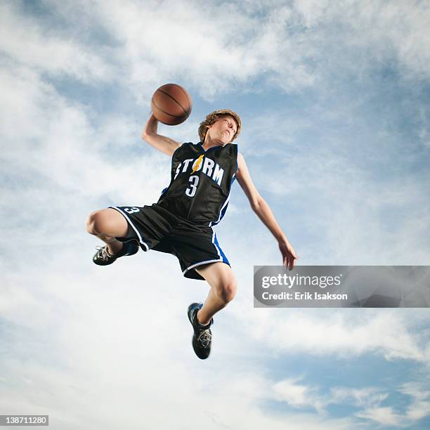 caucasian teenager playing basketball - basketteur photos et images de collection