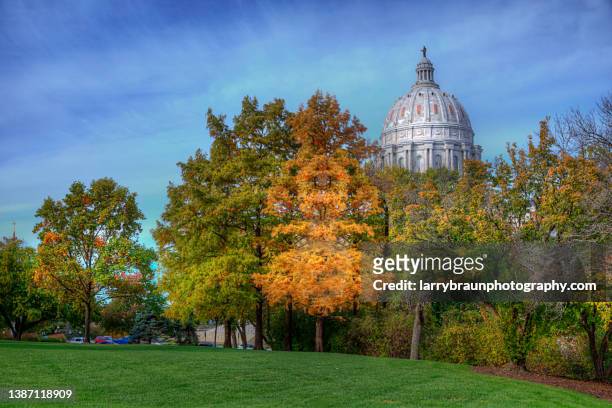 missouri state capitol from jefferson street - missouri stock pictures, royalty-free photos & images