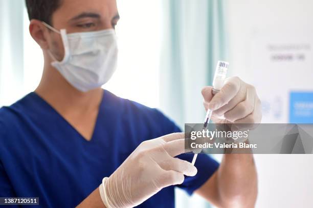 nurse preparing a vaccine - safe injecting stock pictures, royalty-free photos & images