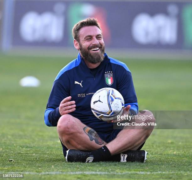 Assistant coach Daniele De Rossi of Italy smiles during a Italy training session at Centro Tecnico Federale di Coverciano on March 22, 2022 in...