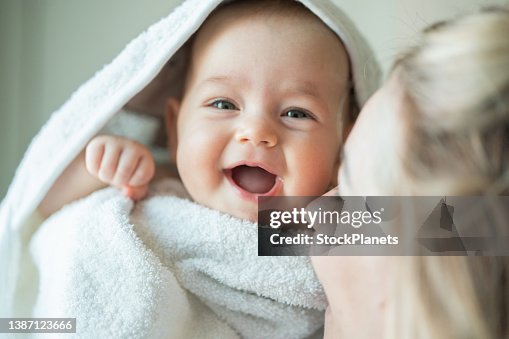 Donna che porta la sua bambina a casa Donna che porta la sua bambina a casa