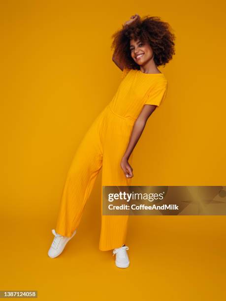 beautiful girl with curly hairstyle - alleen één tienermeisje stockfoto's en -beelden