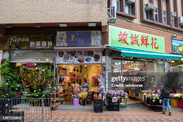 mong kok flower market in hong kong - flower stall stock pictures, royalty-free photos & images