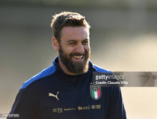 Assistant coach Daniele De Rossi of Italy smiles during a Italy training session at Centro Tecnico Federale di Coverciano on March 22, 2022 in...