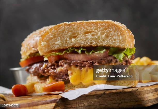 the juicy lucy stuffed cheeseburger - sappig stockfoto's en -beelden