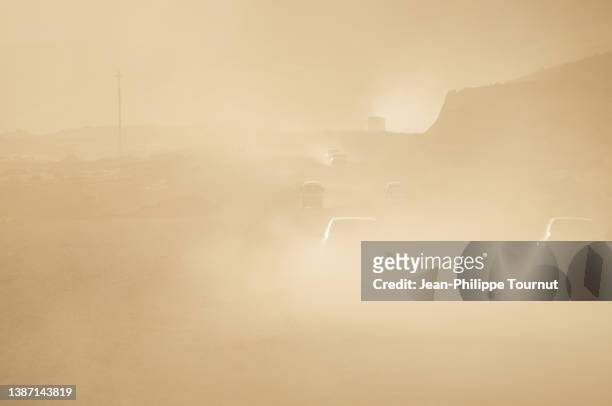 sandstorm on the road in uzbekistan, central asia - dust storm - fotografias e filmes do acervo