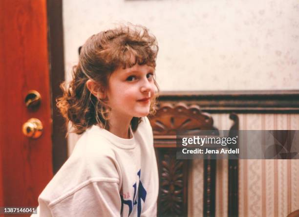 vintage 1990s hair, 90s child with curled hair, curled bangs - 1993年 個照片及圖片檔