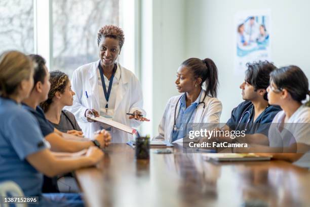 female doctor teaching nursing students - medicijnen stockfoto's en -beelden