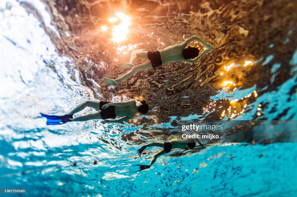 Bambini in allenamento in piscina