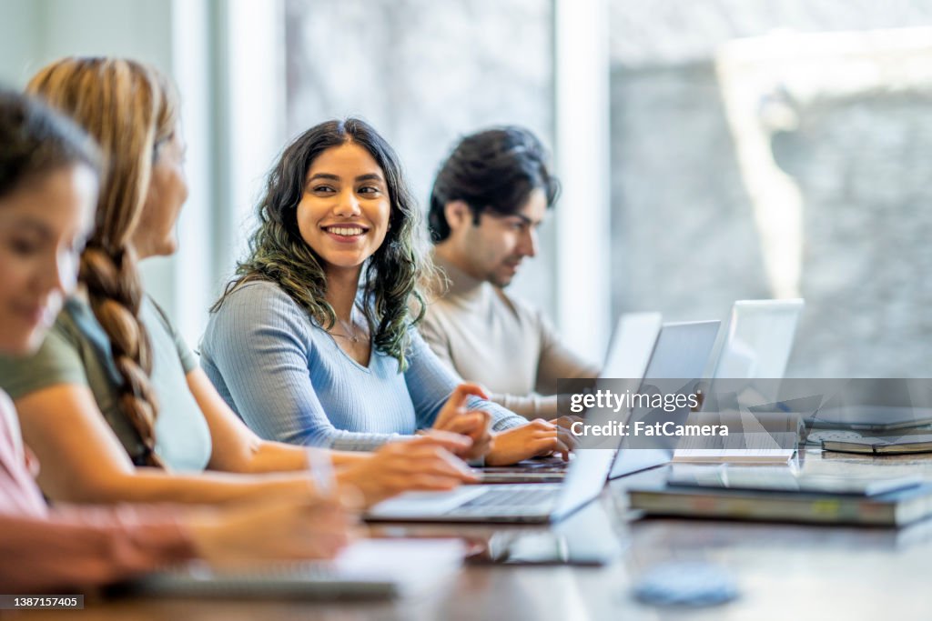 Estudantes adultos trabalhando juntos
