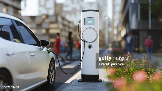 estación de carga ev - coche eléctrico coche de combustible alternativo fotografías e imágenes de stock