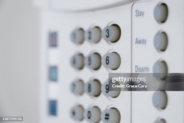 home security system control keypad - alarma de seguridad fotografías e imágenes de stock