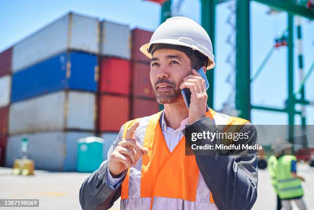 corretor aduaneiro homem falando no celular enquanto estava no pátio de contêineres de transporte - mobile crane - fotografias e filmes do acervo