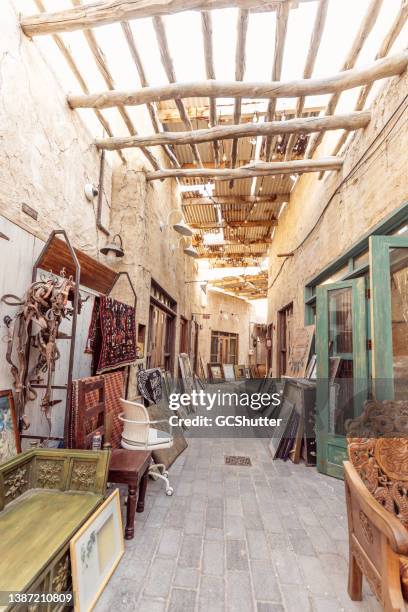 al fahidi historical district (bastakiya) - dubai - historische wijk stockfoto's en -beelden