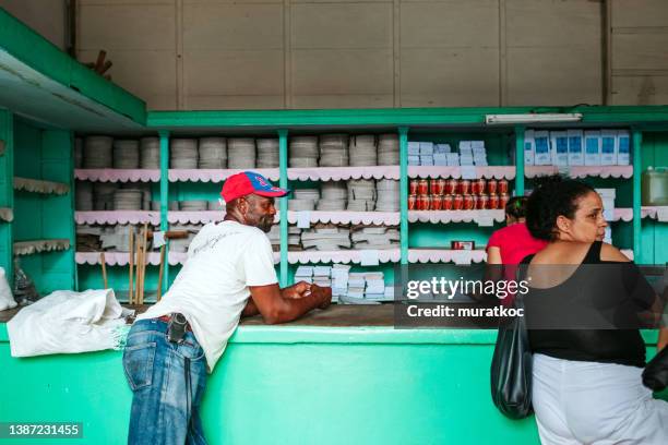 persone in un minimarket statale a vinales, cuba - socialismo foto e immagini stock