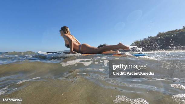 junge frau geht mit paddleboard (sup) aufs meer hinaus - nayarit stock-fotos und bilder