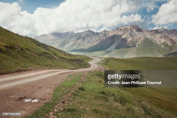 on the road between song kul lake and koshkor village, tien shan mountains, kyrgyzstan, central asia - silk road stock pictures, royalty-free photos & images
