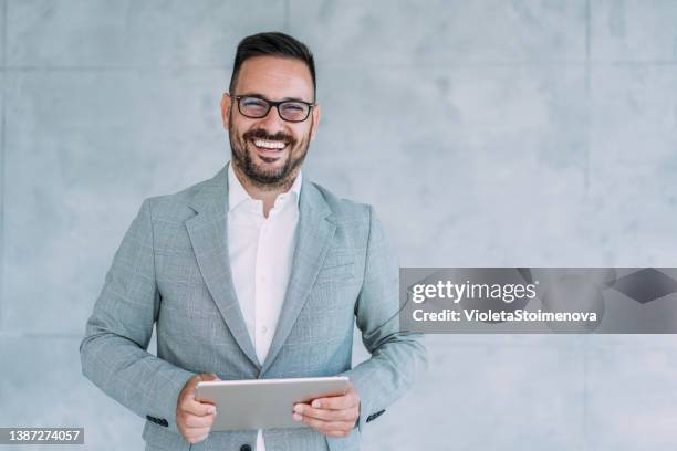 assicurati che la tua azienda sia portatile. - sales executive foto e immagini stock