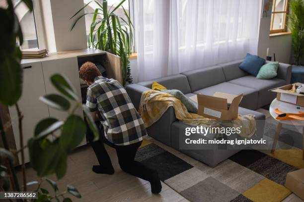 teenager, der seine alten kleider gegen spende entrümpelt - entrümpeln stock-fotos und bilder