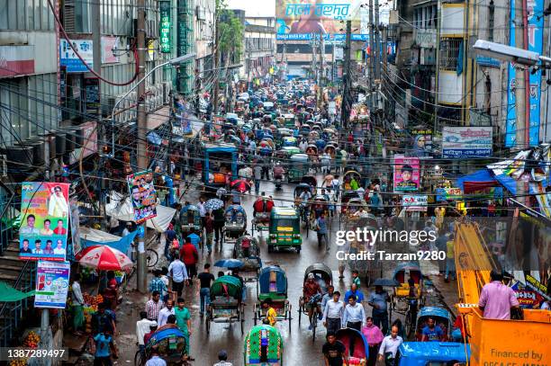the crowded street in old dhaka, bangladesh - bangladesh stockfoto's en -beelden
