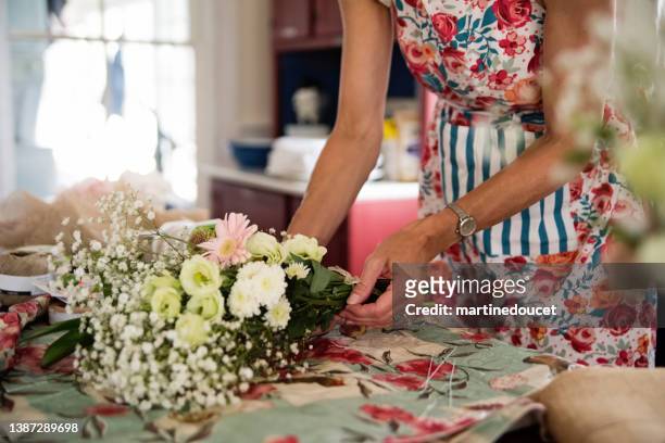 woman hand's making a wedding diy bouquet. - bunch imagens e fotografias de stock