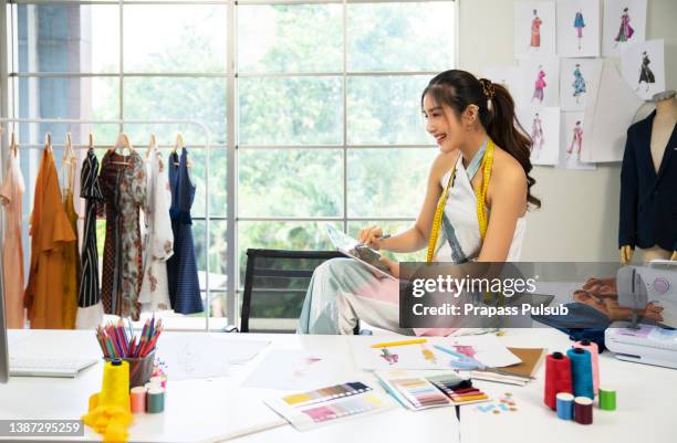 clothing designer working in workshop - modeatelier stock-fotos und bilder